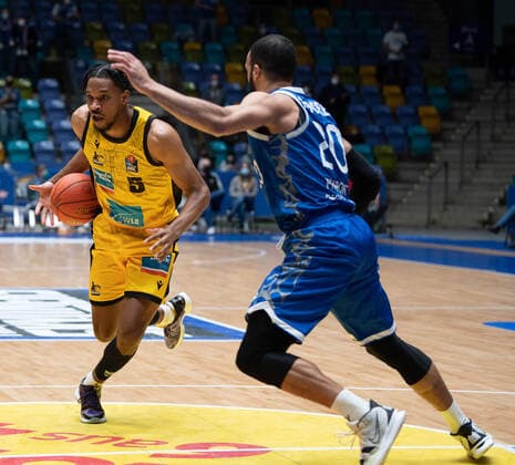 06 02 2022, xsltx, Basketball BBL Bundesliga, Frankfurt Skyliners MHP Riesen Ludwigsburg emspor, v l Justin Simon SF MHP Riesen Ludwigsburg , Rasheed Moore Power Forward Fraport Skyliners DFL DFB REGULATIONS PROHIBIT ANY USE OF PHOTOGRAPHS AS IMAGE SEQUENCES AND OR QUASI VIDEO Frankfurt am Main
