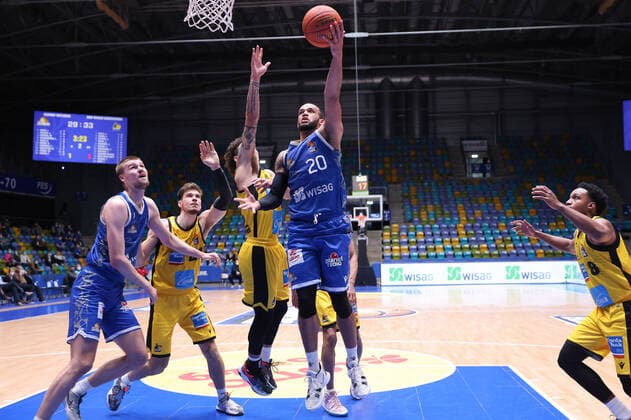 Fraport Skyliners MHP Riesen Ludwigsburg, easyCredit BBL Rasheed Moore Fraport Skyliners, 20 with a basket against Jonah Radebaugh Ludwigsburg, 12 easyCredit BBL basketball match between Fraport Skyliners and MHP Riesen Ludwigsburg on 6 February 2022 at Ballsporthalle in Frankfurt am Main , Frankfurt am Main Hesse Germany Ballsporthalle