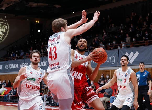 06 02 2022, Basketball, BBL, s Oliver Wuerzburg Brose Bamberg, GER, Wuerzburg, tectake Arena Picture from left Tomas Kyzlink Brose Bamberg , Christian Sengfelder Brose Bamberg , Cameron Hunt s Oliver Wuerzburg and Dominic Lockhart Brose Bamberg Copyright: HMBxMedia xHeikoxBecker