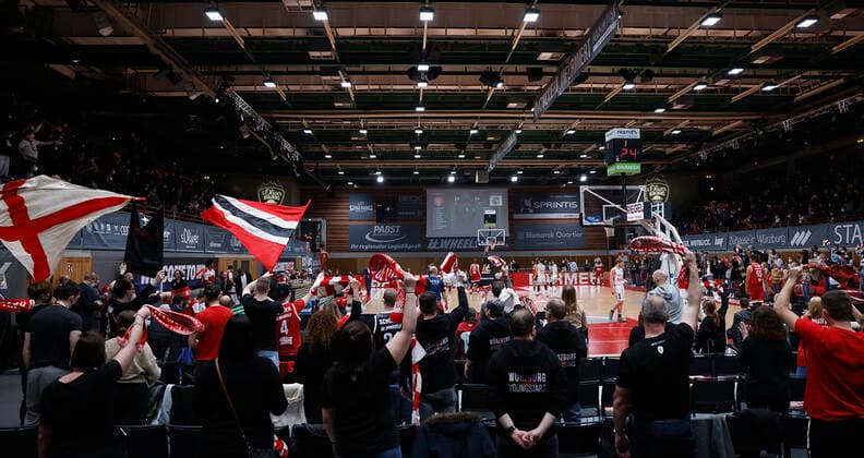 06 02 2022, basketball, BBL, s Oliver Wuerzburg Brose Bamberg, GER, Wuerzburg, tectake Arena picture v li Again fans in the hall Copyright: HMBxMedia xHeikoxBecker