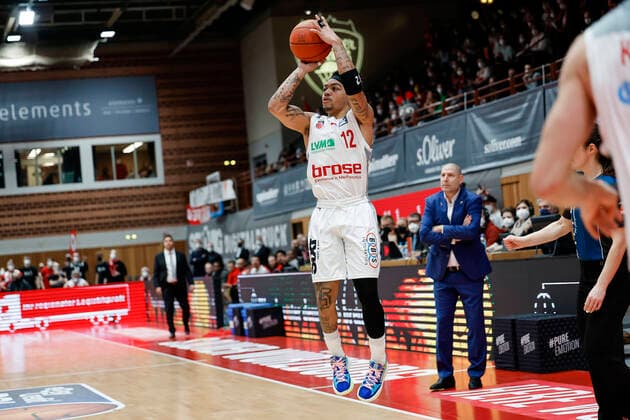 Justin Robinson (Brose Bamberg, 12) s.oliver Würzburg Wuerzburg - Brose Bamberg - easyCredit-BBL - Basketball Bundesliga Saison 2021 22 Spieltag 20, 06.02.2022 Würzburg, tectake ARENA Copyright: DanielxLöb