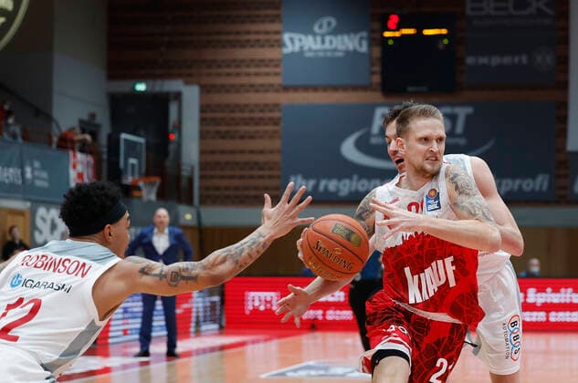 06 02 2022, Basketball, BBL, s Oliver Wuerzburg Brose Bamberg, GER, Wuerzburg, tectake Arena Picture from left Justin Robinson Brose Bamberg , Aigars Skele s Oliver Wuerzburg and Omar Prewitt Brose Bamberg Copyright: HMBxMedia xHeikoxBecker