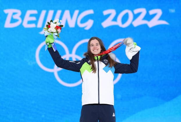 (220206) -- ZHANGJIAKOU, Feb. 6, 2022 -- Gold medalist Ursa Bogataj of Slovenia poses for a photo during the awarding ceremony of the Ski jumping, Skispringen, Ski, nordisch Women s Normal Hill Individual at the Zhangjiakou Medals Plaza of the Winter Olympics in Zhangjiakou, north China s Hebei Province, Feb. 6, 2022. ) (BEIJING2022)CHINA-ZHANGJIAKOU-OLYMPIC Winter games, Winterspiele,Spiele, Summer games AWARDING CEREMONY (CN) DingxTing 