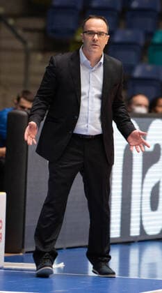 06 02 2022, xsltx, Basketball BBL Bundesliga, Frankfurt Skyliners MHP Riesen Ludwigsburg emspor, v l Skyliners Coach Diego Ocampo DFL DFB REGULATIONS PROHIBIT ANY USE OF PHOTOGRAPHS as IMAGE SEQUENCES and or QUASI VIDEO Frankfurt am Main