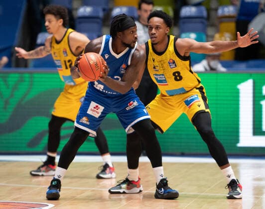 06 02 2022, xsltx, Basketball BBL Bundesliga, Frankfurt Skyliners MHP Riesen Ludwigsburg emspor, v l Will Cherry Point Guard Fraport Skyliners , James Woodard SG MHP Riesen Ludwigsburg DFL DFB REGULATIONS PROHIBIT ANY USE OF PHOTOGRAPHS AS IMAGE SEQUENCES AND OR QUASI VIDEO Frankfurt am Main