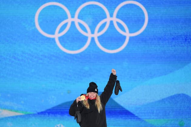 (220206) -- ZHANGJIAKOU, Feb. 6, 2022 -- Gold medalist Zoi Sadowski Synnott of New Zealand poses for a photo during the awarding ceremony of Women s Snowboard Slopestyle at the Zhangjiakou Medals Plaza of the Winter Olympics in Zhangjiakou, north China s Hebei Province, Feb. 6, 2022. ) (BEIJING2022)CHINA-ZHANGJIAKOU-OLYMPIC Winter games, Winterspiele,Spiele, Summer games AWARDING CEREMONY (CN) PengxZiyang 