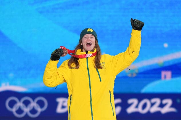 (220206) -- ZHANGJIAKOU, Feb. 6, 2022 -- Bronze medalist Tess Coady of Australia poses for a photo during the awarding ceremony of Women s Snowboard Slopestyle at the Zhangjiakou Medals Plaza of the Winter Olympics in Zhangjiakou, north China s Hebei Province, Feb. 6, 2022. ) (BEIJING2022)CHINA-ZHANGJIAKOU-OLYMPIC Winter games, Winterspiele,Spiele, Summer games AWARDING CEREMONY (CN) PengxZiyang 
