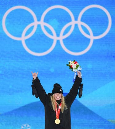 (220206) -- ZHANGJIAKOU, Feb. 6, 2022 -- Gold medalist Zoi Sadowski Synnott of New Zealand poses for a photo during the awarding ceremony of Women s Snowboard Slopestyle at the Zhangjiakou Medals Plaza of the Winter Olympics in Zhangjiakou, north China s Hebei Province, Feb. 6, 2022. ) (BEIJING2022)CHINA-ZHANGJIAKOU-OLYMPIC Winter games, Winterspiele,Spiele, Summer games AWARDING CEREMONY (CN) PengxZiyang 
