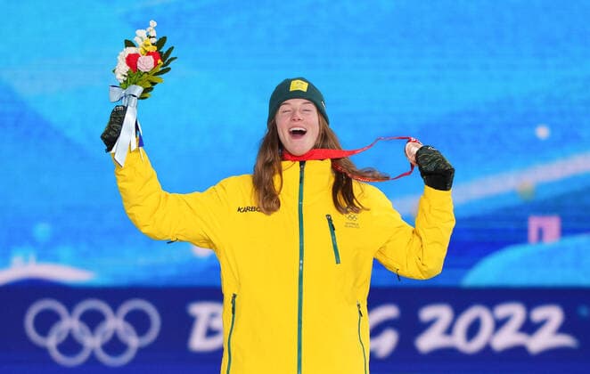 (220206) -- ZHANGJIAKOU, Feb. 6, 2022 -- Bronze medalist Tess Coady of Australia poses for a photo during the awarding ceremony of Women s Snowboard Slopestyle at the Zhangjiakou Medals Plaza of the Winter Olympics in Zhangjiakou, north China s Hebei Province, Feb. 6, 2022. ) (BEIJING2022)CHINA-ZHANGJIAKOU-OLYMPIC Winter games, Winterspiele,Spiele, Summer games AWARDING CEREMONY (CN) PengxZiyang 