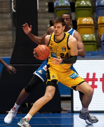 06 02 2022, xsltx, Basketball BBL Bundesliga, Frankfurt Skyliners MHP Riesen Ludwigsburg emspor, v l Ethan Happ C MHP Riesen Ludwigsburg DFL DFB REGULATIONS PROHIBIT ANY USE OF PHOTOGRAPHS as IMAGE SEQUENCES and or QUASI VIDEO Frankfurt am Main