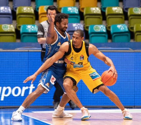 06 02 2022, xsltx, Basketball BBL Bundesliga, Frankfurt Skyliners MHP Riesen Ludwigsburg emspor, v l Quantez Robertson Shoot Guard Fraport Skyliners , Tremmell Darden SF MHP Riesen Ludwigsburg DFL DFB REGULATIONS PROHIBIT ANY USE OF PHOTOGRAPHS as IMAGE SEQUENCES and or QUASI VIDEO Frankfurt am Main