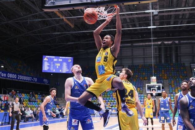 Fraport Skyliners MHP Riesen Ludwigsburg, easyCredit BBL dunk by Justin Simon Ludwigsburg, 5 against Matt Haarms Fraport Skyliners, 3 easyCredit BBL basketball match between Fraport Skyliners and MHP Riesen Ludwigsburg on February 6, 2022 at Ballsporthalle in Frankfurt am Main , Frankfurt am Main Hesse Germany Ballsporthalle
