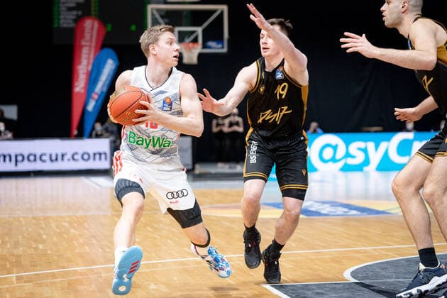 Ognjen Jaramaz Nr 10 FC Bayern Muenchen Basketball vs Ondrej Sehnal Nr 19 Basketball Loewen Braunschweig Basketball Loewen Braunschweig FC Bayern Muenchen Basketball Basketball Loewen Braunschweig FC Bayern Muenchen Basketball, Basketball, BBL, Season 2020 2021, 06 02 2022 Braunschweig Copyright: xEibner-Pressefoto DanielxReineltx EP_DRT