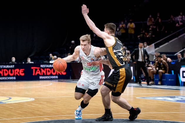 Ognjen Jaramaz Nr 10 FC Bayern Muenchen Basketball vs Ondrej Sehnal Nr 19 Basketball Loewen Braunschweig Basketball Loewen Braunschweig FC Bayern Muenchen Basketball Basketball Loewen Braunschweig FC Bayern Muenchen Basketball, Basketball, BBL, Season 2020 2021, 06 02 2022 Braunschweig Copyright: xEibner-Pressefoto DanielxReineltx EP_DRT