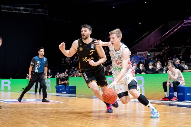 Ognjen Jaramaz Nr 10 FC Bayern Muenchen Basketball vs Owen Klaasen Nr 5 Basketball Loewen Braunschweig Basketball Loewen Braunschweig FC Bayern Muenchen Basketball Basketball Loewen Braunschweig FC Bayern Muenchen Basketball, Basketball, BBL, Season 2020 2021, 06 02 2022 Braunschweig Copyright: xEibner-Pressefoto DanielxReineltx EP_DRT