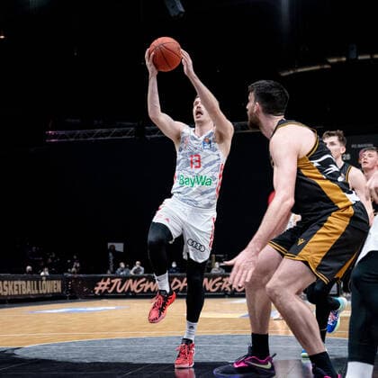Andreas Obst Nr 13 FC Bayern Muenchen Basketball free in front of the basket Basketball Loewen Braunschweig FC Bayern Muenchen Basketball Basketball Loewen Braunschweig FC Bayern Muenchen Basketball, Basketball, BBL, season 2020 2021, 06 02 2022 Braunschweig Copyright: xEibner-Pressefoto DanielxReineltx EP_DRT