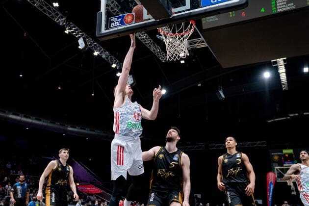 Leon Radosevic Nr 0 FC Bayern Muenchen Basketball scores a goal Basketball Loewen Braunschweig FC Bayern Muenchen Basketball Basketball Loewen Braunschweig FC Bayern Muenchen Basketball, Basketball, BBL, season 2020 2021, 06 02 2022 Braunschweig Copyright: xEibner-Pressefoto DanielxReineltx EP_DRT