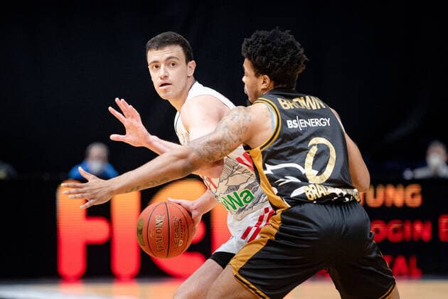 Zan Mark Sisko Nr 31 FC Bayern Muenchen Basketball vs Tookie Brown Nr 0 Basketball Loewen Braunschweig Basketball Loewen Braunschweig FC Bayern Muenchen Basketball Basketball Loewen Braunschweig FC Bayern Muenchen Basketball, Basketball, BBL, season 2020 2021, 06 02 2022 Braunschweig. Copyright: xEibner-Pressefoto DanielxReineltx EP_DRT
