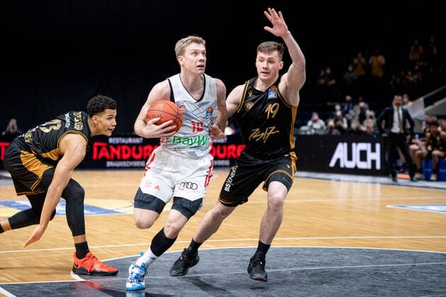 Ognjen Jaramaz Nr 10 FC Bayern Muenchen Basketball vs Ondrej Sehnal Nr 19 Basketball Loewen Braunschweig Basketball Loewen Braunschweig FC Bayern Muenchen Basketball Basketball Loewen Braunschweig FC Bayern Muenchen Basketball, Basketball, BBL, Season 2020 2021, 06 02 2022 Braunschweig Copyright: xEibner-Pressefoto DanielxReineltx EP_DRT