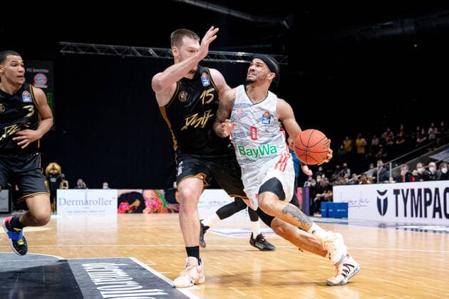 Nick Weiler Babb Nr 0 FC Bayern Muenchen Basketball vs Martin Peterka Nr 15 Basketball Loewen Braunschweig Basketball Loewen Braunschweig FC Bayern Muenchen Basketball Basketball Loewen Braunschweig FC Bayern Muenchen Basketball, Basketball, BBL, Season 2020 2021, 06 02 2022 Braunschweig Copyright: xEibner-Pressefoto DanielxReineltx EP_DRT