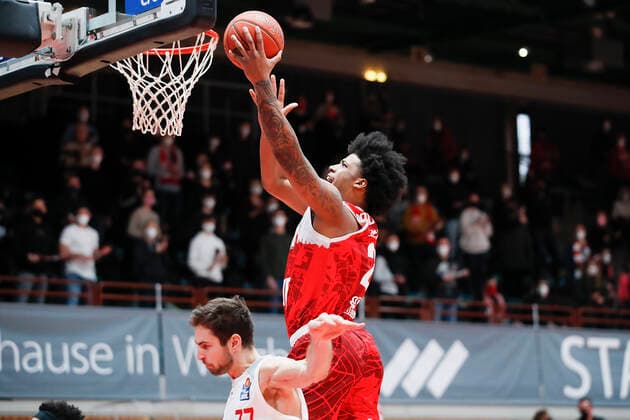 06 02 2022, s Oliver Wuerzburg vs Brose Bamberg, easyCredit BBL, 20 Matchday, GER, Wuerzburg, tectake ARENA, picture from left Tomas Kyzlink Brose Bamberg vs Desi Rodriguez s Oliver Wuerzburg Copyright: HMBxMedia xJulienxBecker