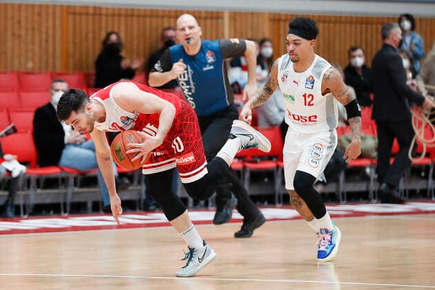 06 02 2022, s Oliver Wuerzburg vs Brose Bamberg, easyCredit BBL, matchday 20, GER, Wuerzburg, tectake ARENA, picture v li Luciano Parodi s Oliver Wuerzburg vs Justin Robinson Brose Bamberg Copyright: HMBxMedia xJulienxBecker