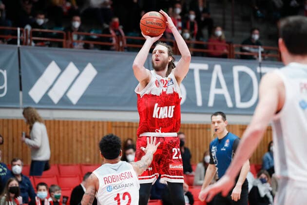 06 02 2022, s Oliver Wuerzburg vs Brose Bamberg, easyCredit BBL, matchday 20, GER, Wuerzburg, tectake ARENA, picture from left Justin Robinson Brose Bamberg vs Craig Moller s Oliver Wuerzburg Copyright: HMBxMedia xJulienxBecker