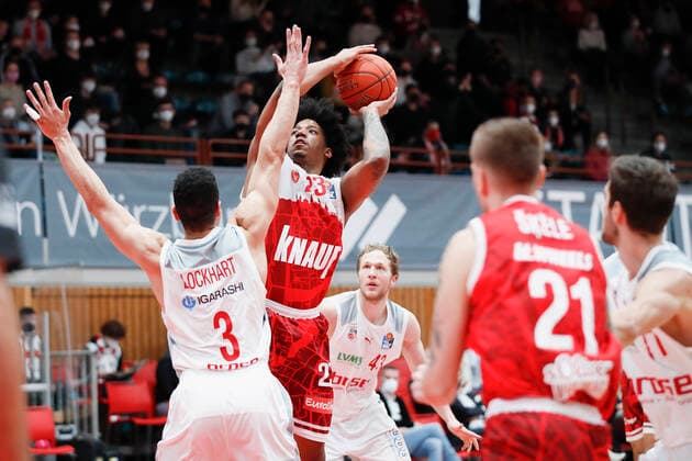 06 02 2022, s Oliver Wuerzburg vs Brose Bamberg, easyCredit BBL, 20 matchday, GER, Wuerzburg, tectake ARENA, picture from left Dominic Lockhart Brose Bamberg , Desi Rodriguez s Oliver Wuerzburg and Christian Sengfelder Brose Bamberg Copyright: HMBxMedia xJulienxBecker