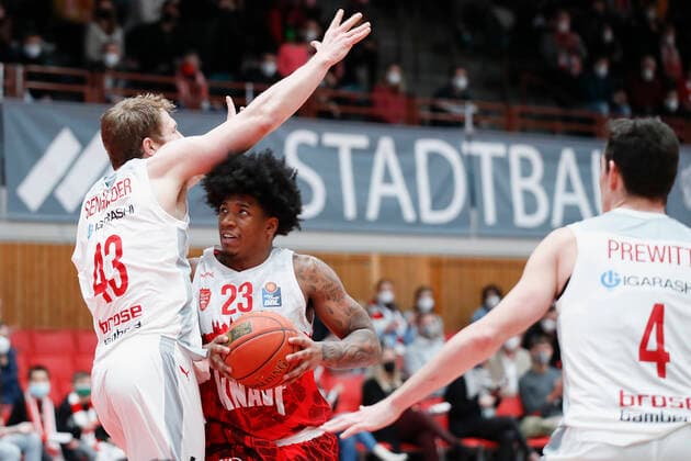06 02 2022, s Oliver Wuerzburg vs Brose Bamberg, easyCredit BBL, 20 matchday, GER, Wuerzburg, tectake ARENA, picture from left Christian Sengfelder Brose Bamberg vs Desi Rodriguez s Oliver Wuerzburg Copyright: HMBxMedia xJulienxBecker