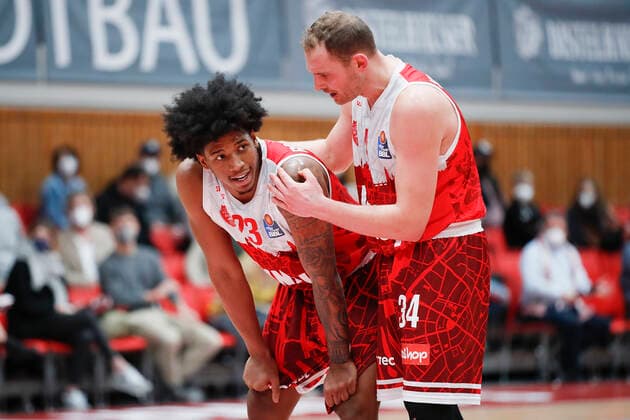 06 02 2022, s Oliver Wuerzburg vs Brose Bamberg, easyCredit BBL, 20 matchday, GER, Wuerzburg, tectake ARENA, picture from left Desi Rodriguez s Oliver Wuerzburg and Felix Hoffmann s Oliver Wuerzburg talk to each other Copyright: HMBxMedia xJulienxBecker