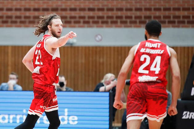 06 02 2022, s Oliver Wuerzburg vs Brose Bamberg, easyCredit BBL, 20 Spieltag, GER, Wuerzburg, tectake ARENA, picture from left cheering Craig Moller s Oliver Wuerzburg and Cameron Hunt s Oliver Wuerzburg after a successful three-pointer Copyright: HMBxMedia xJulienxBecker