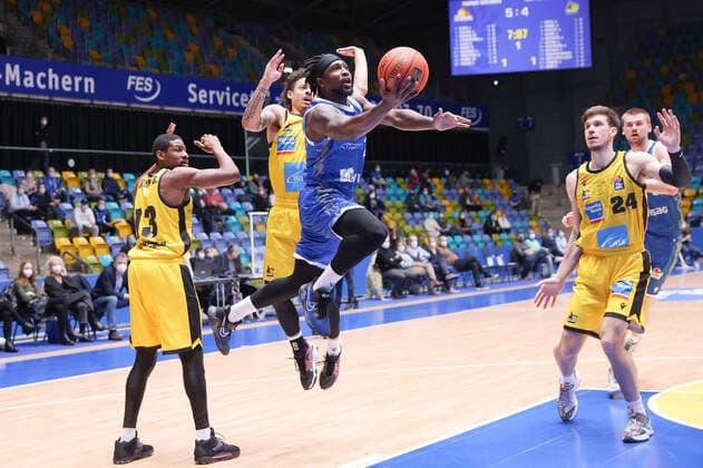 Fraport Skyliners MHP Riesen Ludwigsburg, easyCredit BBL Will Cherry Fraport Skyliners, 29 rises high to the basket past Yorman Polas Bartolo Ludwigsburg, 1 , Jonah Radebaugh Ludwigsburg, 12 and Ethan Happ Ludwigsburg, 24 easyCredit BBL basketball game between Fraport Skyliners and MHP Riesen Ludwigsburg on February 6, 2022 at Ballsporthalle in Frankfurt am Main , Frankfurt am Main Hesse Germany Ballsporthalle