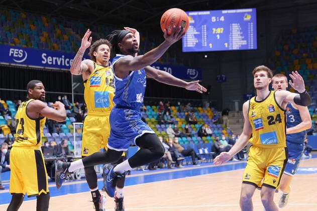 Fraport Skyliners MHP Riesen Ludwigsburg, easyCredit BBL Will Cherry Fraport Skyliners, 29 rises high to the basket past Yorman Polas Bartolo Ludwigsburg, 1 , Jonah Radebaugh Ludwigsburg, 12 and Ethan Happ Ludwigsburg, 24 easyCredit BBL basketball game between Fraport Skyliners and MHP Riesen Ludwigsburg on February 6, 2022 at Ballsporthalle in Frankfurt am Main , Frankfurt am Main Hesse Germany Ballsporthalle