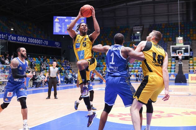 Fraport Skyliners MHP Riesen Ludwigsburg, easyCredit BBL Justin Simon Ludwigsburg, 5 rises high to the basket Right forward Jamel McLean Fraport Skyliners, 1 and Jonas Wohlfarth Bottermann Ludwigsburg, 18 easyCredit BBL basketball match between Fraport Skyliners and MHP Riesen Ludwigsburg on 6 February 2022 at Ballsporthalle in Frankfurt am Main , Frankfurt am Main Hesse Germany Ballsporthalle