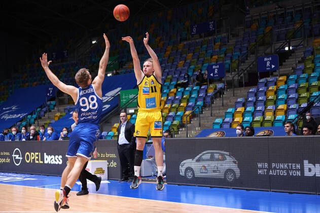 Fraport Skyliners MHP Riesen Ludwigsburg, easyCredit BBL distance throw by Lukas Herzog Ludwigsburg, 1 against Felix Hecker Fraport Skyliners, 98 easyCredit BBL basketball match between Fraport Skyliners and MHP Riesen Ludwigsburg on 6 February 2022 at Ballsporthalle in Frankfurt am Main , Frankfurt am Main Hesse Germany Ballsporthalle