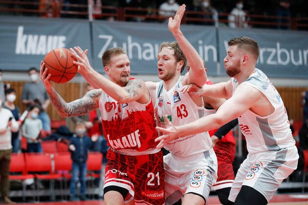 06 02 2022, s Oliver Wuerzburg vs Brose Bamberg, easyCredit BBL, 20 matchday, GER, Wuerzburg, tectake ARENA, picture from left Aigars Skele s Oliver Wuerzburg , Christian Sengfelder Brose Bamberg and Martinas Geben Brose Bamberg Copyright: HMBxMedia xJulienxBecker