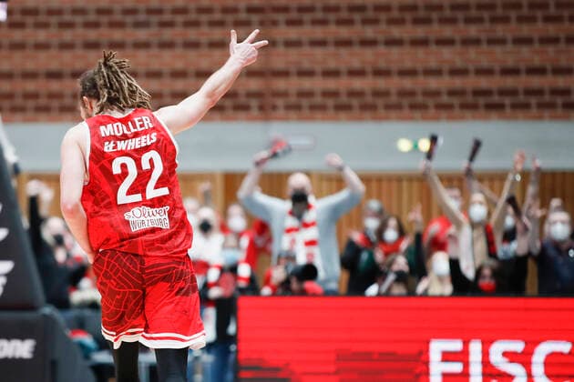 06 02 2022, s Oliver Wuerzburg vs Brose Bamberg, easyCredit BBL, matchday 20, GER, Wuerzburg, tectake ARENA, picture jubilation at Craig Moller s Oliver Wuerzburg after a successful three-pointer Copyright: HMBxMedia xJulienxBecker