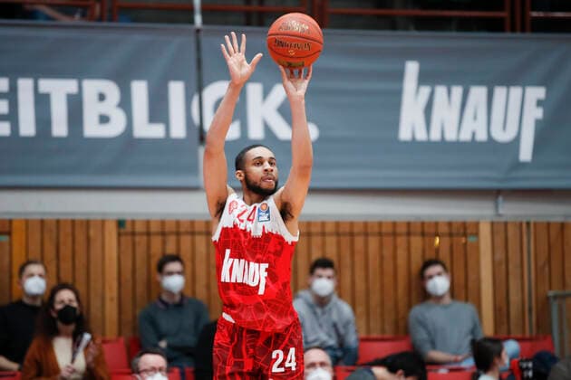 06 02 2022, s Oliver Wuerzburg vs Brose Bamberg, easyCredit BBL, 20 matchday, GER, Wuerzburg, tectake ARENA, picture Cameron Hunt s Oliver Wuerzburg with the three-pointer Copyright: HMBxMedia xJulienxBecker