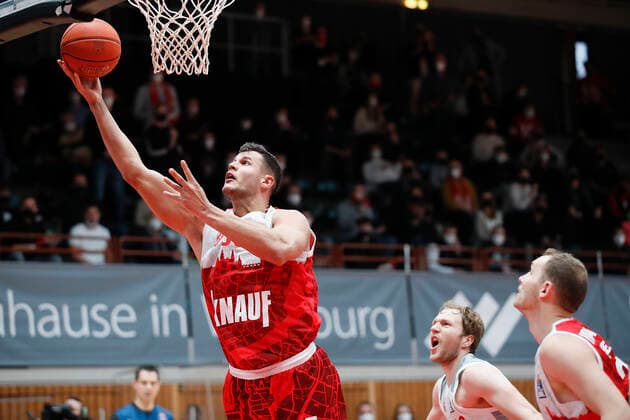06 02 2022, s Oliver Wuerzburg vs Brose Bamberg, easyCredit BBL, 20 Matchday, GER, Wuerzburg, tectake ARENA, picture from left Filip Stanic s Oliver Wuerzburg , Christian Sengfelder Brose Bamberg and Felix Hoffmann s Oliver Wuerzburg Copyright: HMBxMedia xJulienxBecker