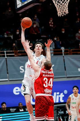 links Omar Prewitt (Brose Bamberg, 04) rechts Felix Hoffmann (s.oliver Würzburg, 34) s.oliver Würzburg Wuerzburg - Brose Bamberg - easyCredit-BBL - Basketball Bundesliga Saison 2021 22 Spieltag 20, 06.02.2022 Würzburg, tectake ARENA Copyright: DanielxLöb
