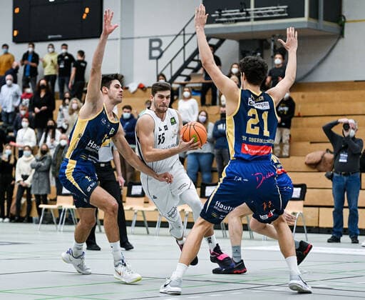 06 02 2022, xpsx, Basketball 2 Bundesliga Pro B, White Wings Hanau SV Oberhaching Tropics v l Bernhard Benke Oberhaching , Matthias Fichtner Hanau , Fynn Fischer Oberhaching Hanau Hesse Germany DEU