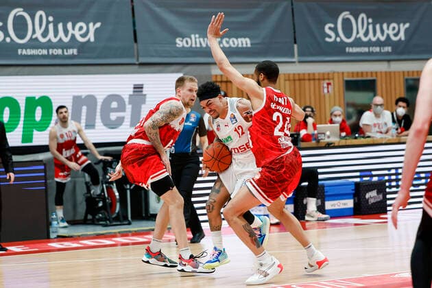 Mitte Justin Robinson (Brose Bamberg, 12) links Aigars Skele (s.oliver Würzburg, 21) rechts Cameron Hunt (s.oliver Würzburg, 24) s.oliver Würzburg Wuerzburg - Brose Bamberg - easyCredit-BBL - Basketball Bundesliga Saison 2021 22 Spieltag 20, 06.02.2022 Würzburg, tectake ARENA Copyright: DanielxLöb