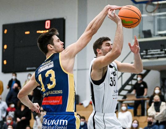 06 02 2022, xpsx, Basketball 2 Bundesliga Pro B, White Wings Hanau SV Oberhaching Tropics v l Bernhard Benke Oberhaching , Matthias Fichtner Hanau Hanau Hessen Germany DEU