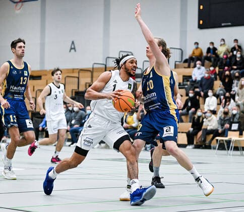 06 02 2022, xpsx, Basketball 2 Bundesliga Pro B, White Wings Hanau SV Oberhaching Tropics v l Dewrell Tisdale Jr Hanau , Moritz Noeres Oberhaching Hanau Hesse Germany DEU