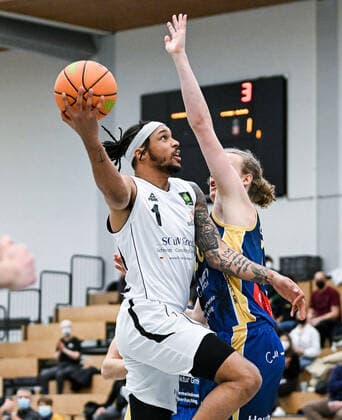 06 02 2022, xpsx, Basketball 2 Bundesliga Pro B, White Wings Hanau SV Oberhaching Tropics v l Dewrell Tisdale Jr Hanau , Moritz Noeres Oberhaching Hanau Hesse Germany DEU