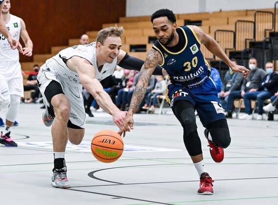 06 02 2022, xpsx, Basketball 2 Bundesliga Pro B, White Wings Hanau SV Oberhaching Tropics v l Victor Demetrio Hanau , Omari Knox Oberhaching Hanau Hesse Germany DEU