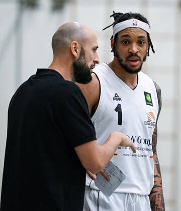 06 02 2022, xpsx, Basketball 2 Bundesliga Pro B, White Wings Hanau SV Oberhaching Tropics v l Coach Head Coach Kamil Stanislaw Piechucki Hanau , Dewrell Tisdale Jr Hanau Hanau Hesse Germany DEU