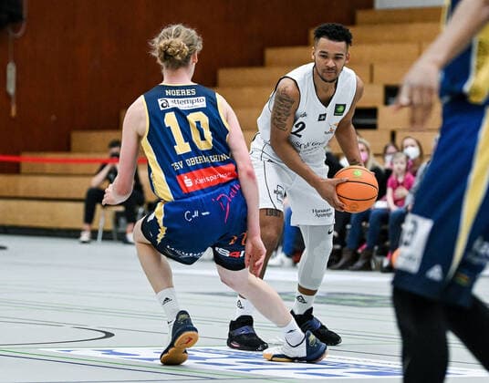 06 02 2022, xpsx, Basketball 2 Bundesliga Pro B, White Wings Hanau SV Oberhaching Tropics v l Moritz Noeres Oberhaching , Dion Mohammed Braimoh Hanau Hanau Hesse Germany DEU