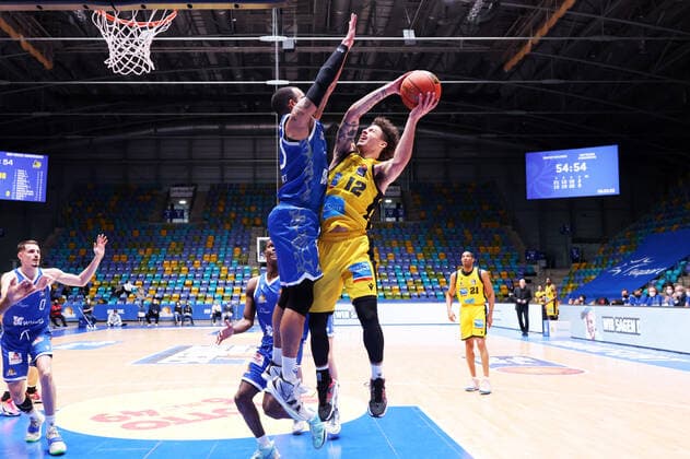 Fraport Skyliners MHP Riesen Ludwigsburg, easyCredit BBL Rasheed Moore Fraport Skyliners, 20 defends against Jonah Radebaugh Ludwigsburg, 12 easyCredit BBL basketball game between Fraport Skyliners and MHP Riesen Ludwigsburg on February 6, 2022 at Ballsporthalle in Frankfurt am Main , Frankfurt am Main Hesse Germany Ballsporthalle