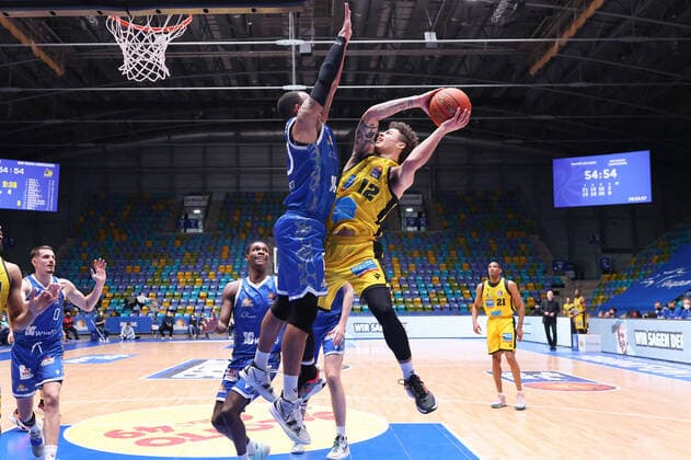 Fraport Skyliners MHP Riesen Ludwigsburg, easyCredit BBL Rasheed Moore Fraport Skyliners, 20 defends against Jonah Radebaugh Ludwigsburg, 12 easyCredit BBL basketball game between Fraport Skyliners and MHP Riesen Ludwigsburg on February 6, 2022 at Ballsporthalle in Frankfurt am Main , Frankfurt am Main Hesse Germany Ballsporthalle